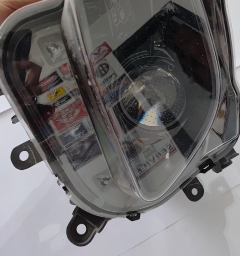 Reflektor przedni lewy uszkodzone mocowanieJeep Cherokee 2014-2018 68102849AG