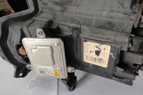 Reflektor przedni lewy uszkodzone mocowanieJeep Cherokee 2014-2018 68102849AG